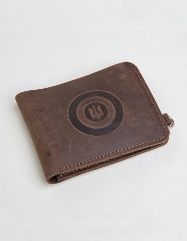 Wallet Roundel. Color brown. Material: leather
Technique of prints applied: embossing.