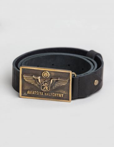 Belt Ah Rectangular. Color black. Length: 125 cm
Material: leather and brass.