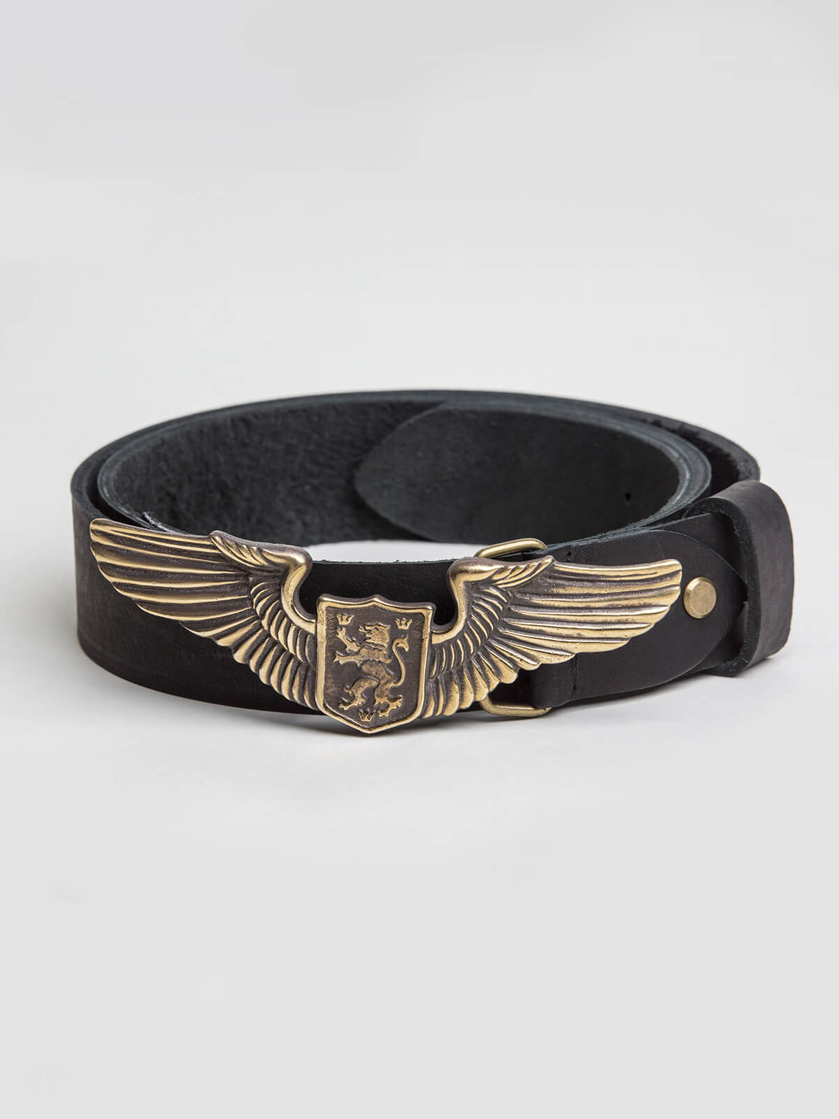 Belt Wings. Color black. Length: 125 cm
Material: leather and brass.