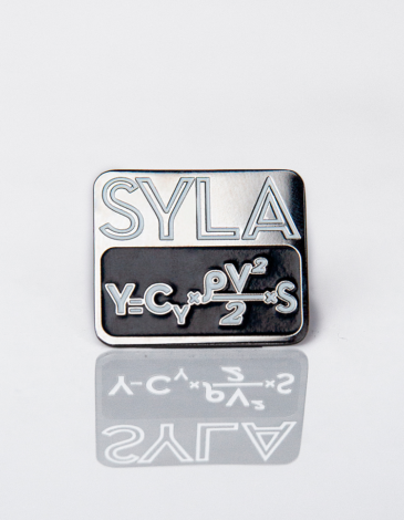 Pin Syla. Color black. .