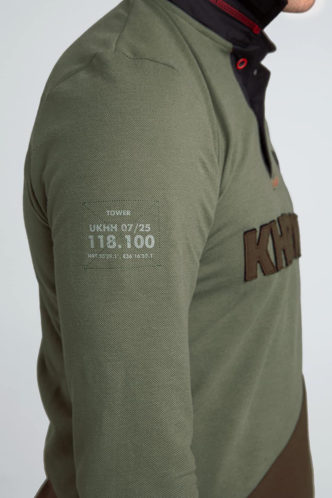 Men's Polo Long Kharkiv. Color green. 
Size worn by the model: М
Height of the model: 182 cm
The color shades on your screen may differ from the original color.