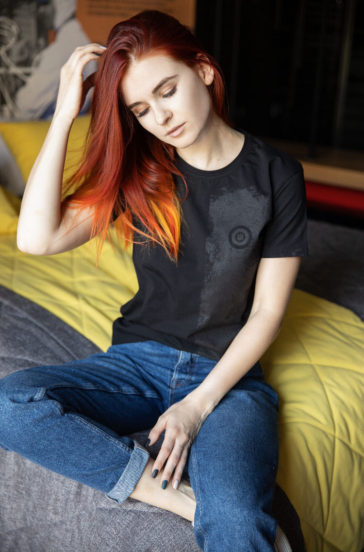 Women's T-Shirt Must-Have. Color black.  It looks great on a female figure!
Material: 95% cotton, 5% spandex.