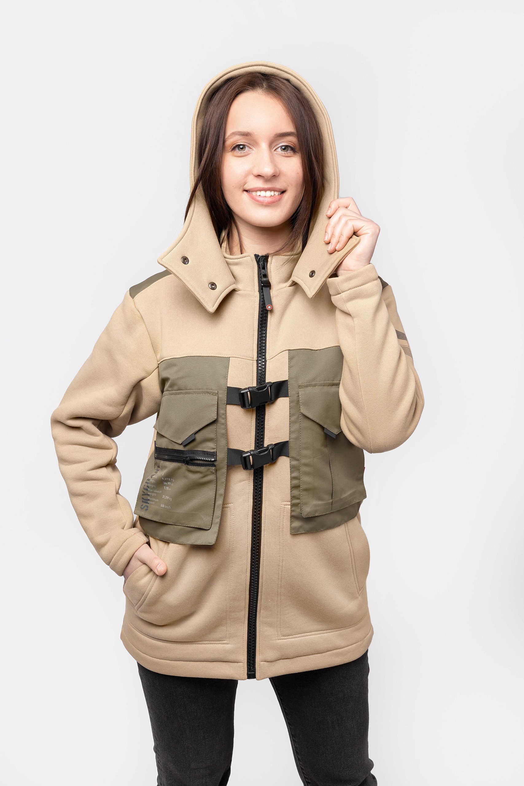 Women's Hoodie Skycrane. Color sand. 
Size worn by the model: XS.