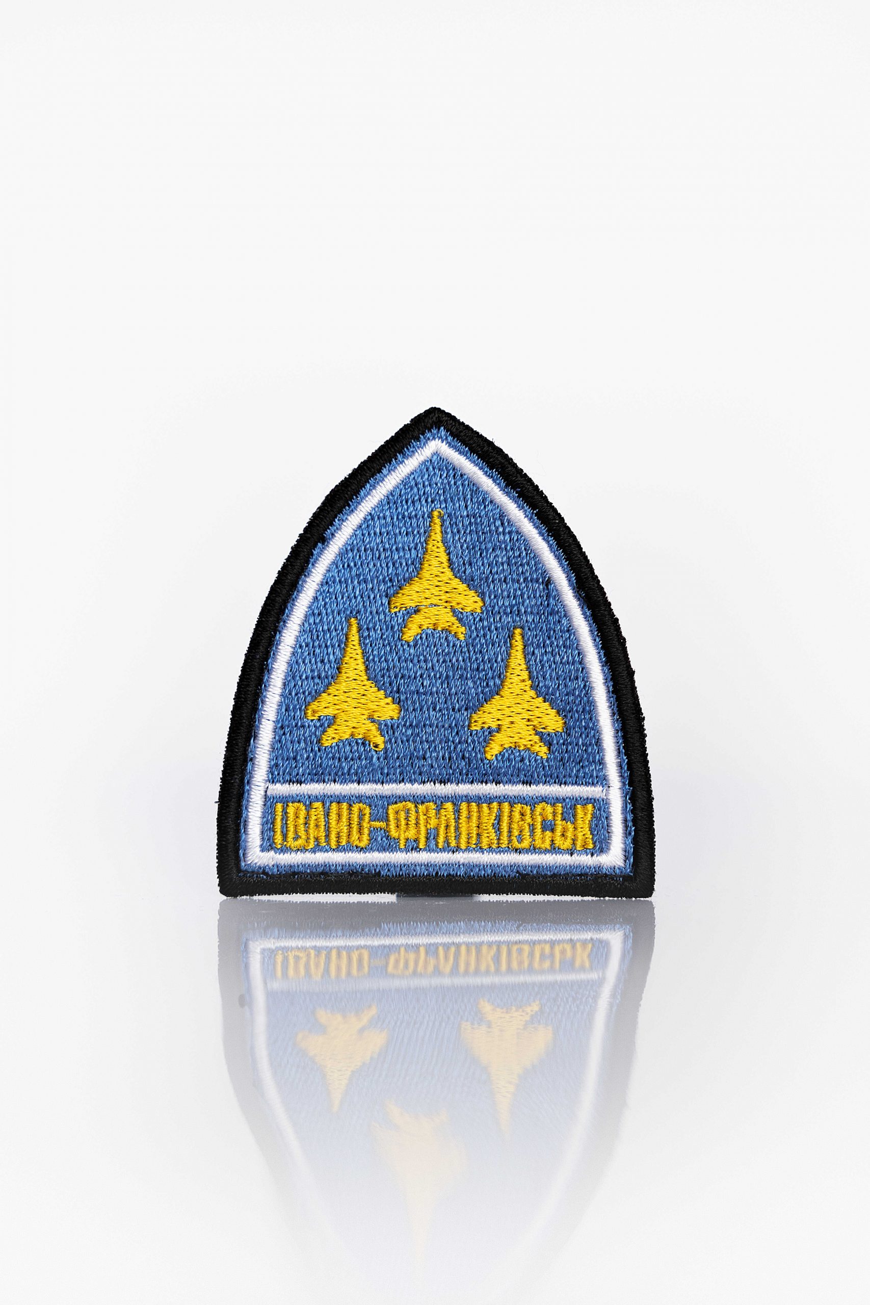 Нашивки 114 Бригада. Колір синій. 114-та бригада тактичної авіації була створена після відновлення незалежності України, у 1992 році.