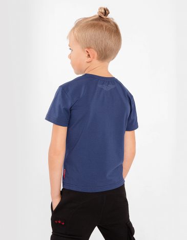 Дитяча Футболка Kosmolit Kosiv. Колір синій. 95% бавовна, 5% спандекс  До футболки можна придбати подарункове упакування  Відтінки кольорів на вашому екрані можуть відрізнятися від кольору оригіналу.